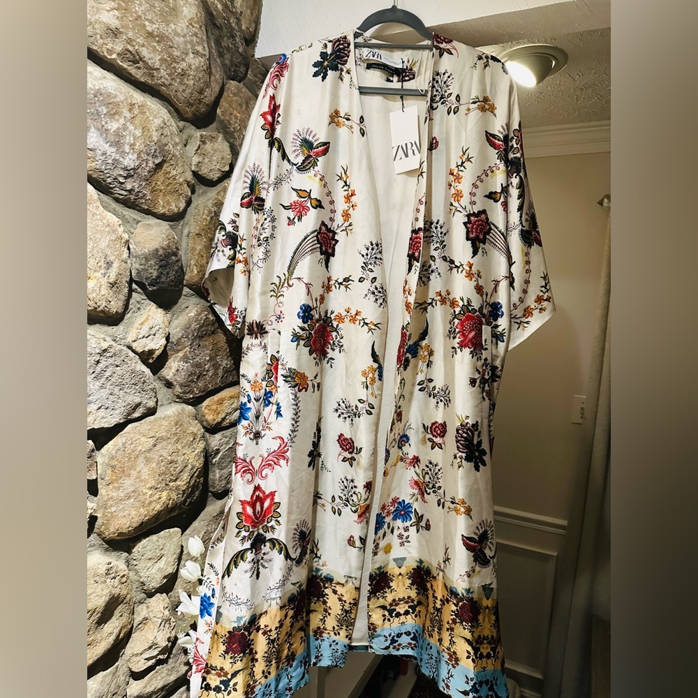 NWT ZARA WOMAN ITALIAN FABRIC MULTICOLORED FULLY LINED PRINTED KIMONO. Size XS-S - Picture 4 of 13